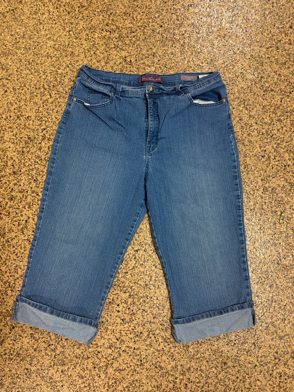 Gloria Vanderbilt Amanda Capri Jeans Size 16 Medium Wash